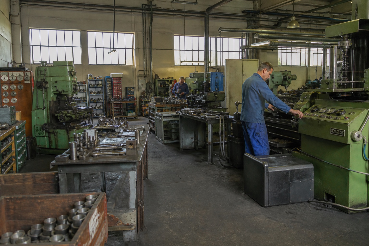 Atelier industriel en Alsace, machines et lumière d’usine.