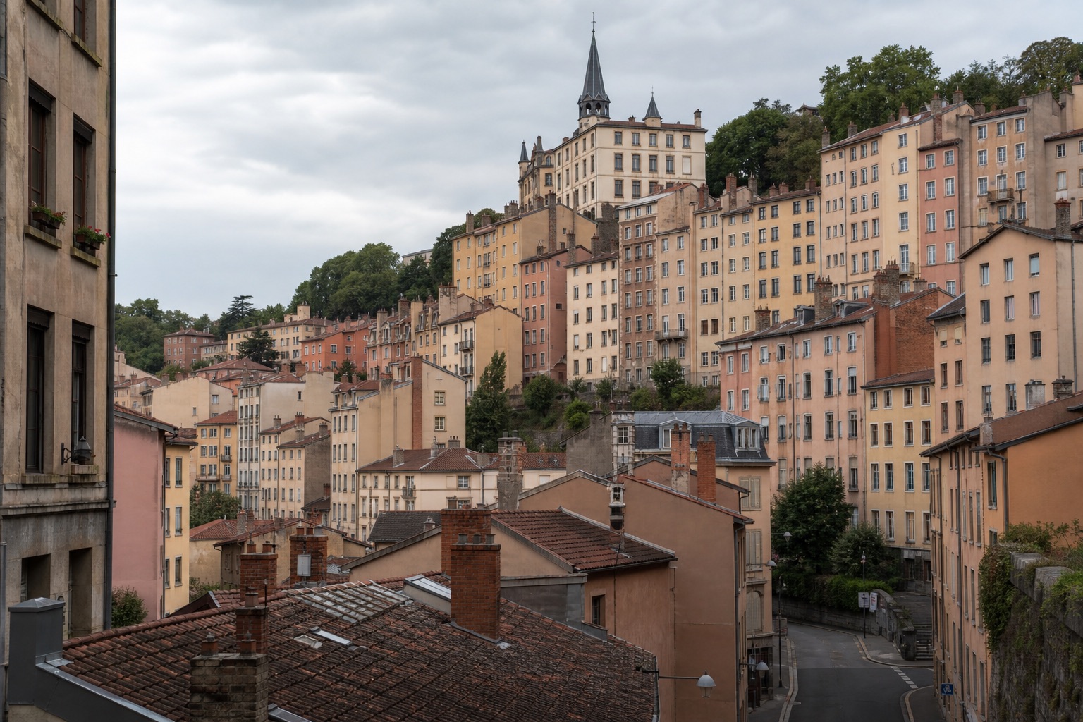 Façades d’immeubles anciens sur une pente urbaine, hors Île-de-France.