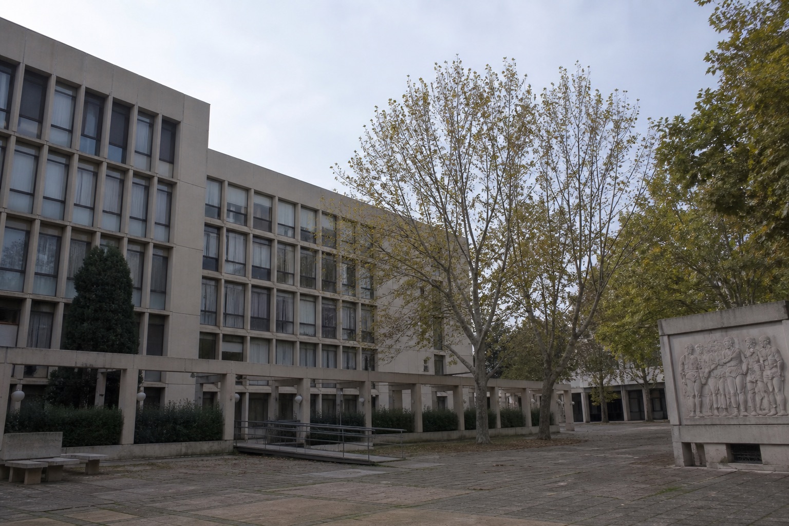 Campus universitaire en Occitanie, bâtiments de faculté et cour déserte.