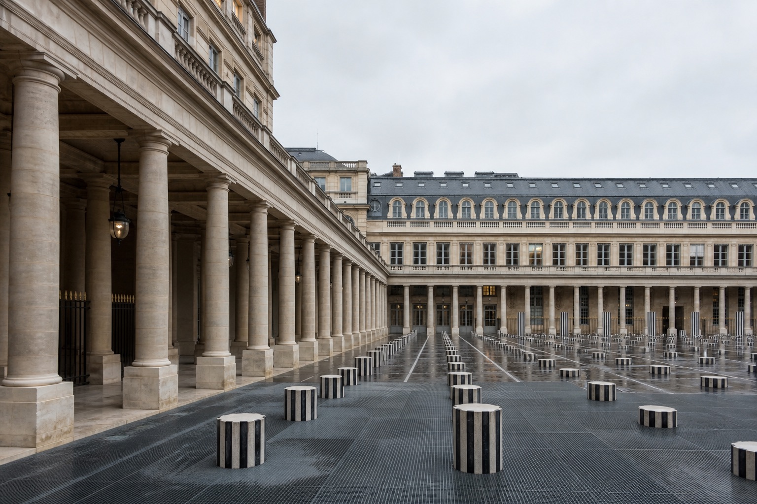 Cour d’honneur du Palais-Royal, à Paris, près du Conseil constitutionnel.