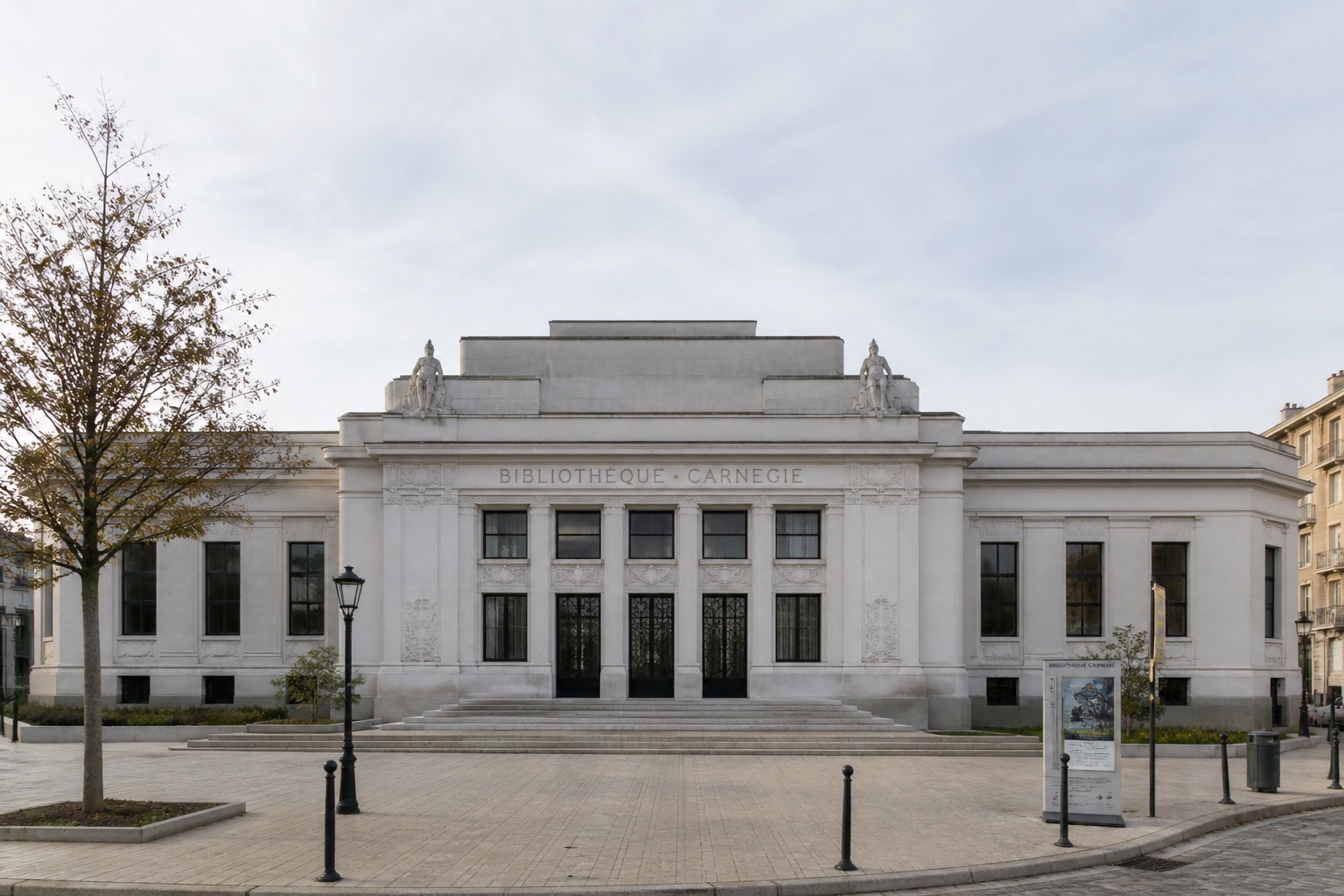 Façade de la bibliothèque Carnegie, à Reims.