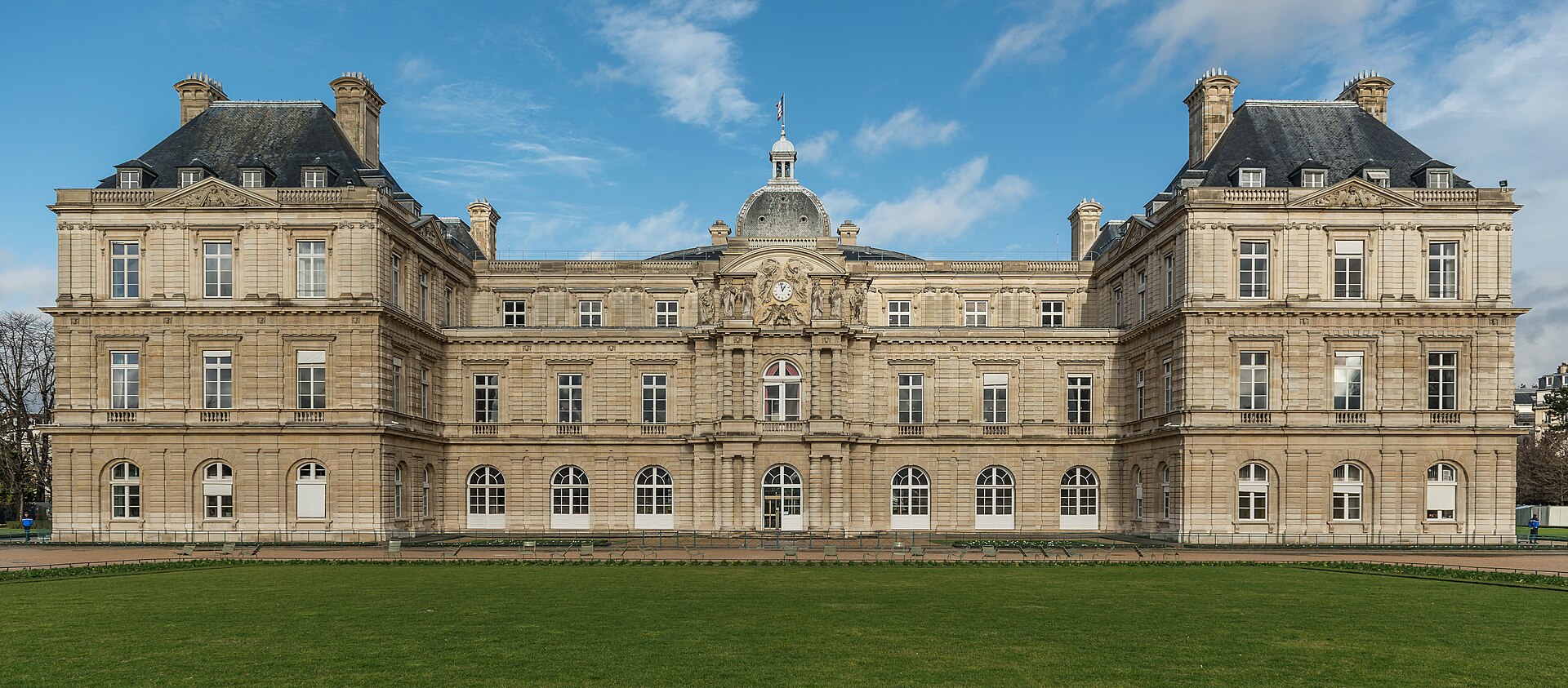 Façade sud du palais du Luxembourg, siège du Sénat, à Paris.