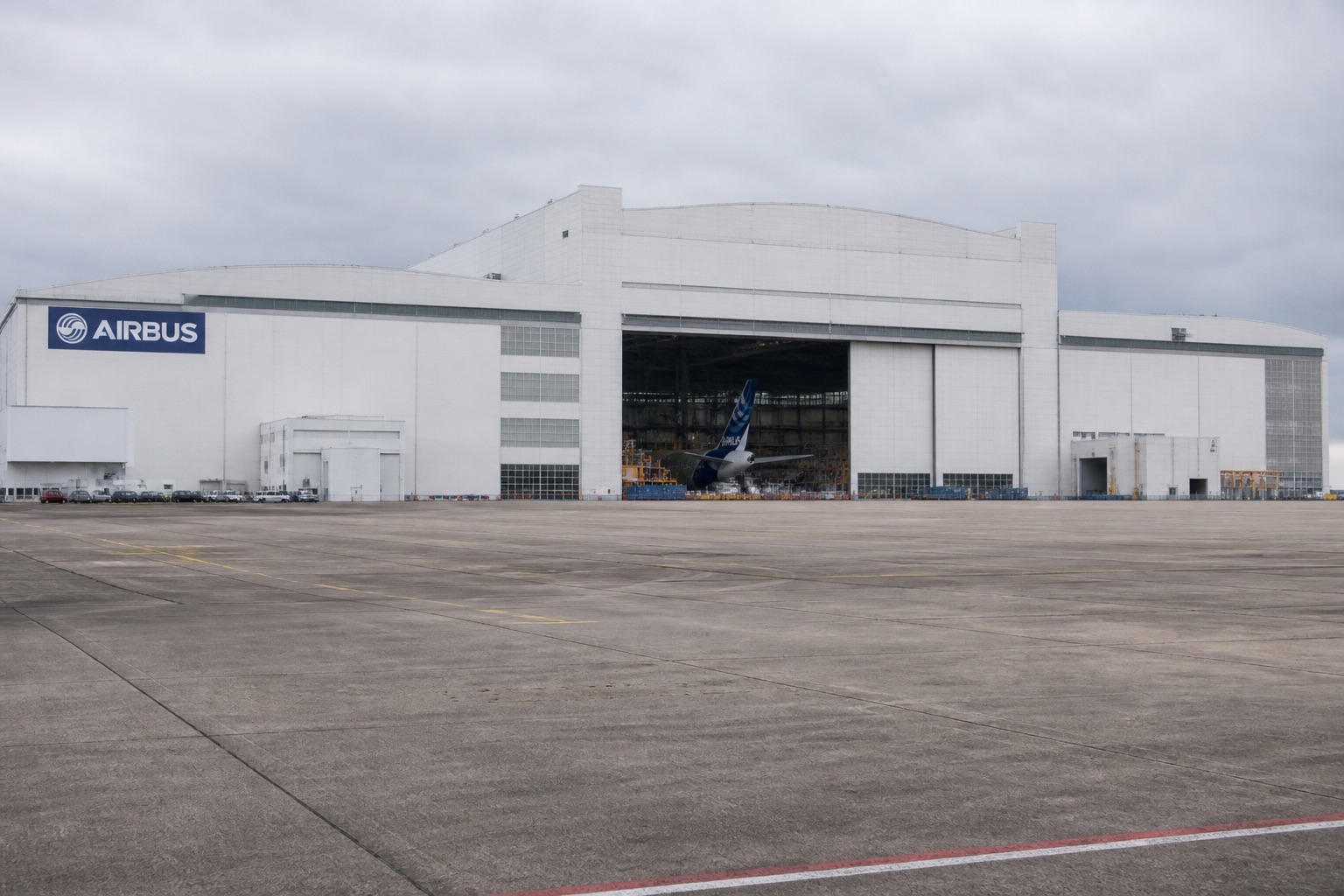 Hangar aéronautique à Toulouse, sous un ciel couvert.